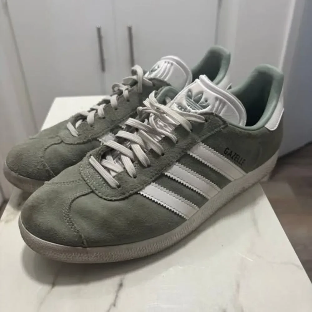 adidas Originals Womens Gazelle Shoes Size 8.5 Grey Suede Sneakers